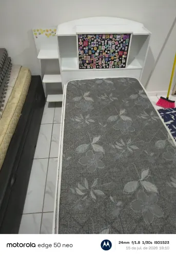 Cama com prateleiras e baú