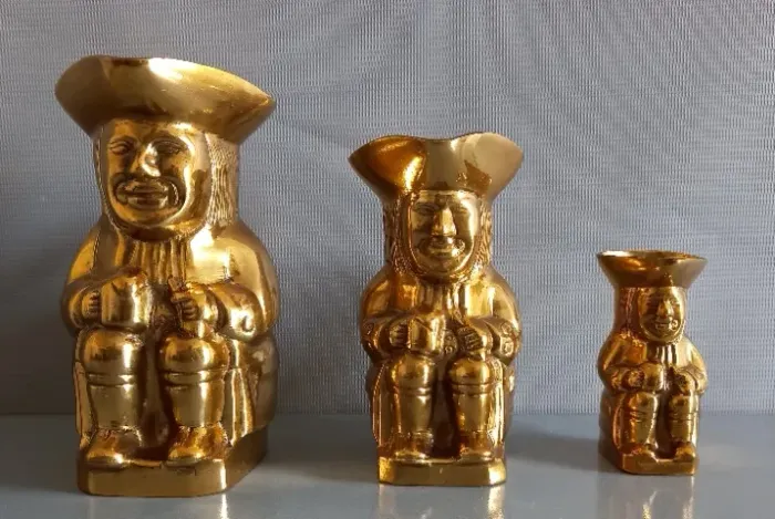 3 canecas elaboradas em bronze