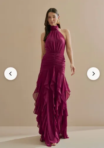 Vestido Longo em Chiffon Frente Única com Drapeado na Cintura e Babados em Cascata