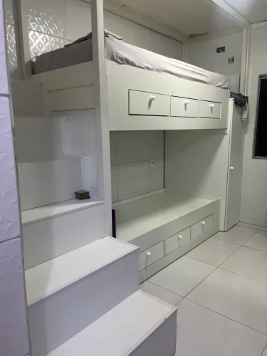 Beliche com gavetas e muitas partes para guardar coisas 