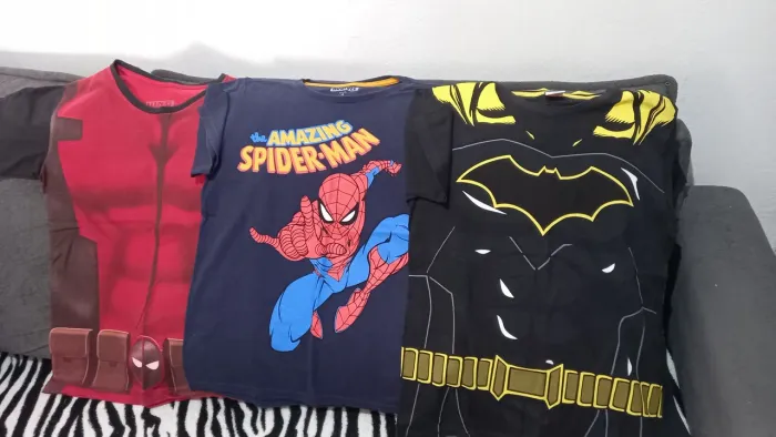 2 calças tamanho e 3 blusas12 anos