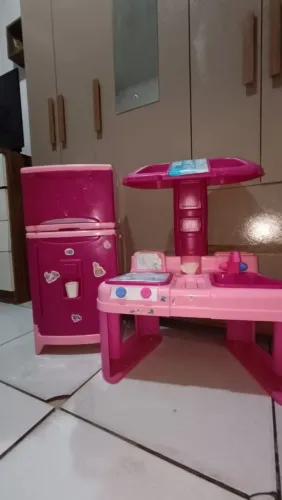 Brinquedos kit de fogão e geladeira.