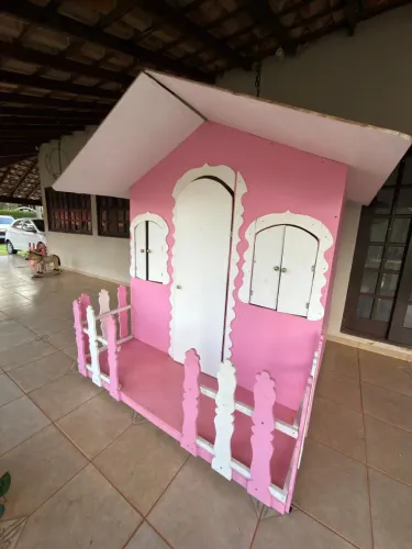 Casa de madeira infantil (casa de boneca)