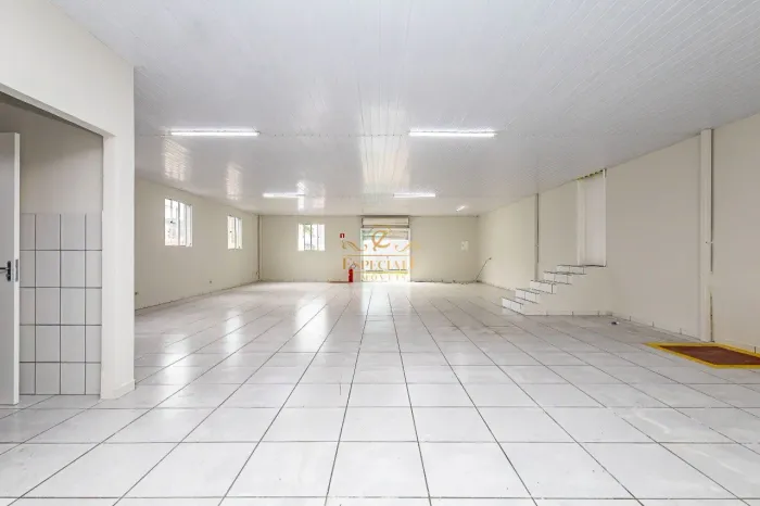 GALPÃO PARA LOCAÇÃO NO PINHEIRINHO - 948 M² ÁREA DE BARRACÃO + ADM| DOCA | PÉ-DIREITO ALTO