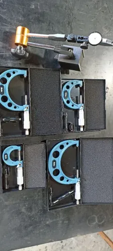 Jogo de micrômetros 0 a 100mm, mais base magnética com relógio apalpador.