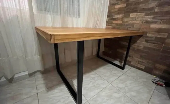 Mesa de madeira com pé de ferro