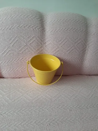 Baldinho amarelo, cachepô pequeno