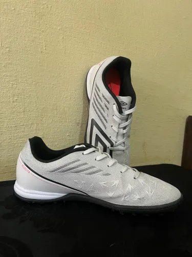 Chuteira velocita - Umbro