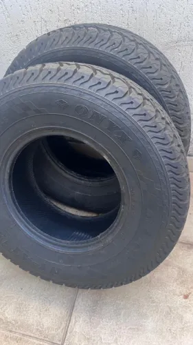 Vendo 02 pneus mistos, Aro 15, medidas 31 X 10,5. Marca Ônix