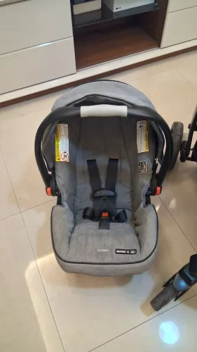 Carrinho de bebê com bebê conforto Graco