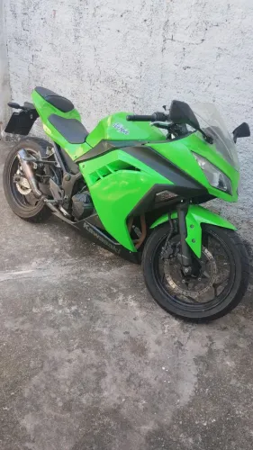 Vendo Kawasaki ninja 300 valor 17,000 ou troco por carro do mesmo valor 