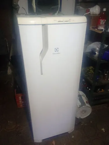 Geladeira Eletrolux 220 modelo pequeno 
