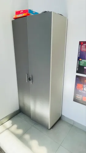Armário com fechadura eletrônica