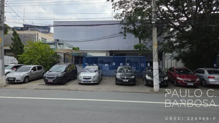 Galpão na Lapa de Baixo - Área construida 2.088m² em 1.944m² de terreno.