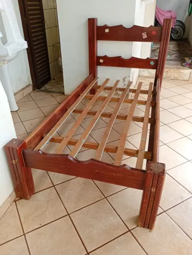 Cama de madeira solteiro