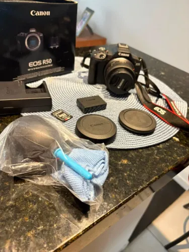 Camera Canon R50