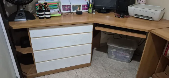 Vendo uma escrivaninha com gavetas com estante