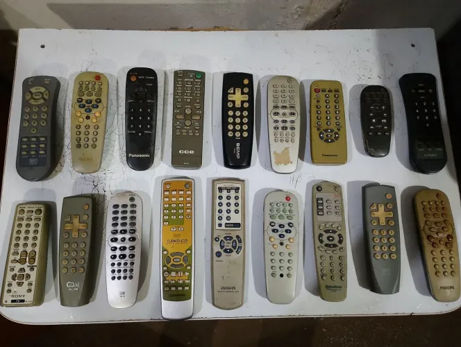 Tv controles remotos vários antigos relíquias...18 peças 60 reais todos..........