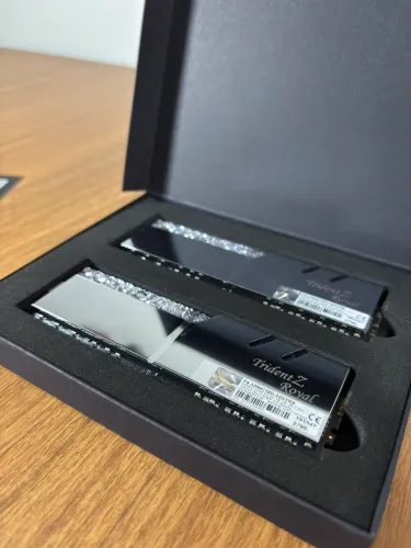 Memória RAM DDR4 Trident Z Royal 32GB (2x16GB), 3200MT/s, CL16, Silver (Nova)