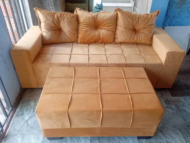 Sofá 3 lugares acompanha um puff grande tecido luxo