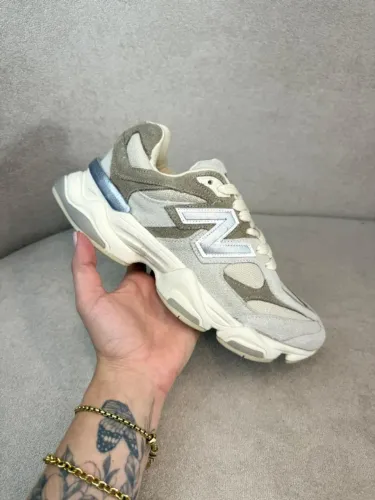 Tênis New Balance 9060 Feminino Couro Cor: Bege/Cinzenta Detalhes em Prata