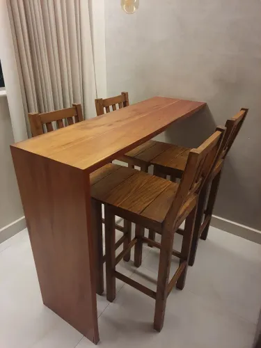 Bancada em madeira Peroba Rosa com 4 bancos