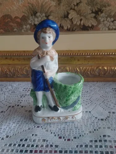 Escultura em porcelana antiga anos 60 com marcas no chapéu 