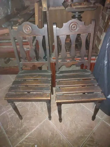 DUAS CADEIRAS EM PERFEITO ESTADO MADEIRA NOBRE 