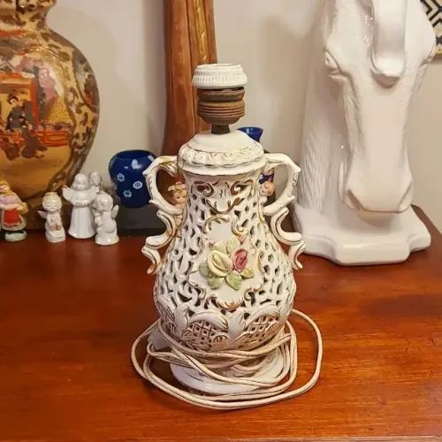 Antigo abajur em porcelana vazada