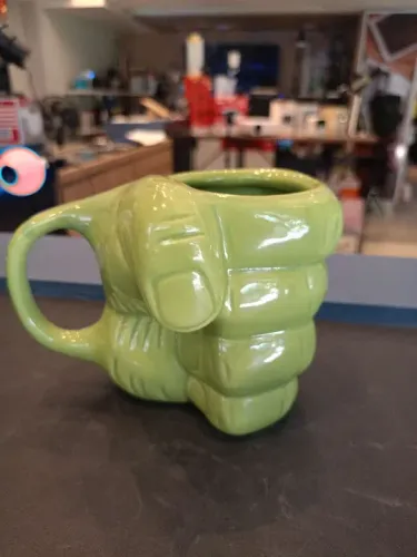 Caneca de Cerâmica Verde em Forma de Punho