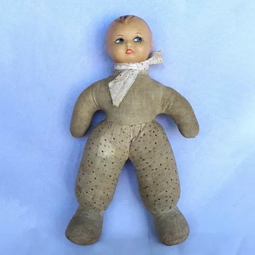 Boneca Antiga da Estrela - Feita em pano com a cabeça em Massa com Chocalho,