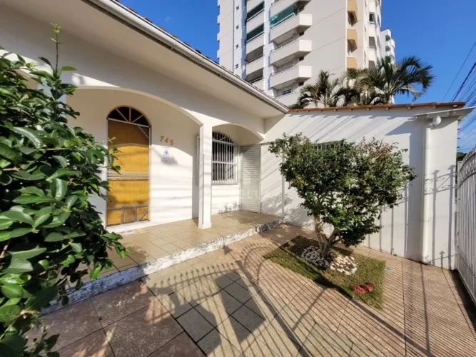 Casa térrea à venda com 03 dormitórios, sendo 01 suíte, 03 vagas, em Barreiros - São José/