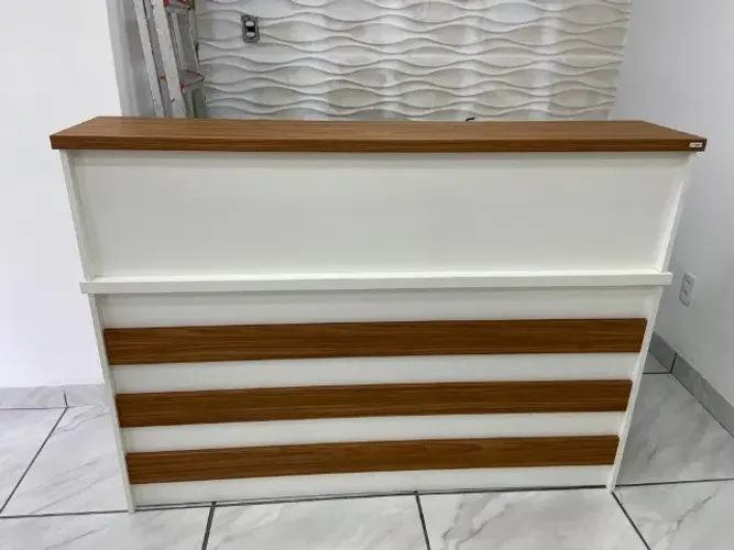 balcão reto branco canelado com tampo amadeirado