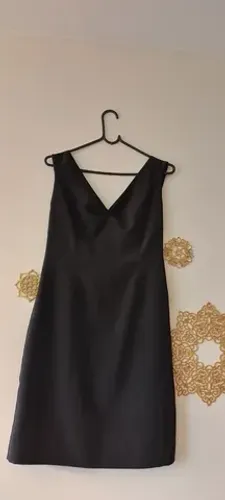 Vestido preto em seda, forrado tamanho 42/44, decote em V frente e costas