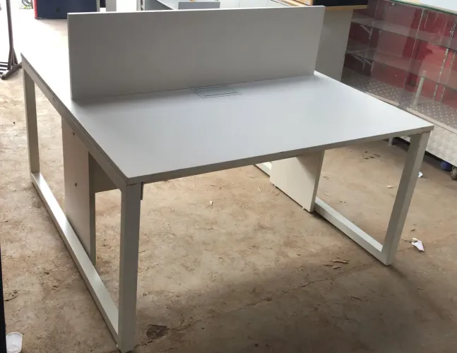 Mesa dupla com base em aço 