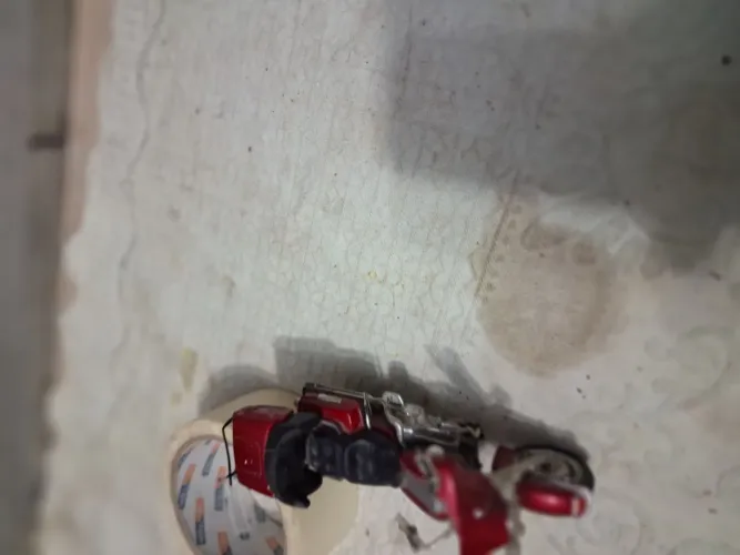 Mini moto de brinquedo vermelha