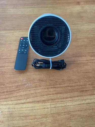 Projetor acompanha caixa de som 