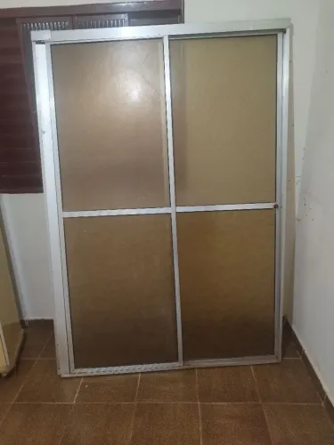 Box para banheiro em alumínio e acrílico, medindo 1,33 de largura X 1,90 m de altura