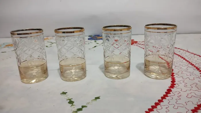 Jogo de 4 copos de cristal com detalhes dourados