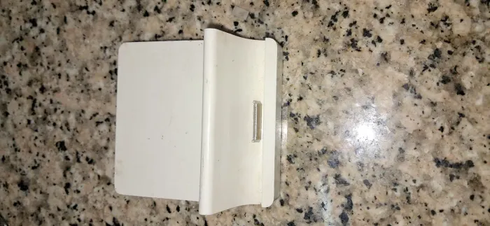 Carregador e base tablet Apple modelo antigo.