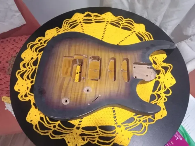 Corpo de guitarra HSS - Basswood com tampo em maple tigrado