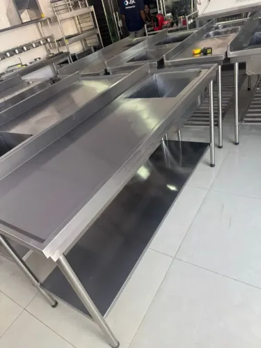 Pia em aço inox 1.80x0.60 com paneleiro liso 