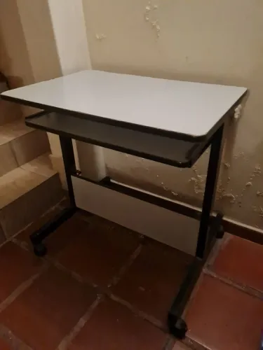 Mesa para Notebook com Rodinhas - Prática e Funcional
