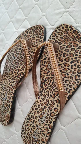 chinelo/sandalia feminino estampado animal print com pedrarias