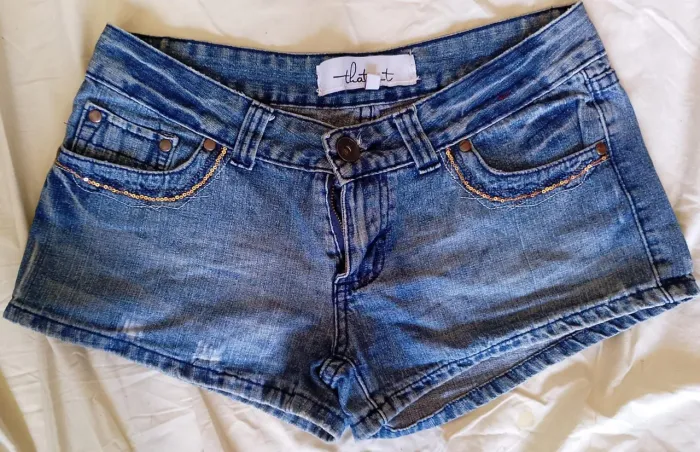 Short jeans com detalhes em paetê
