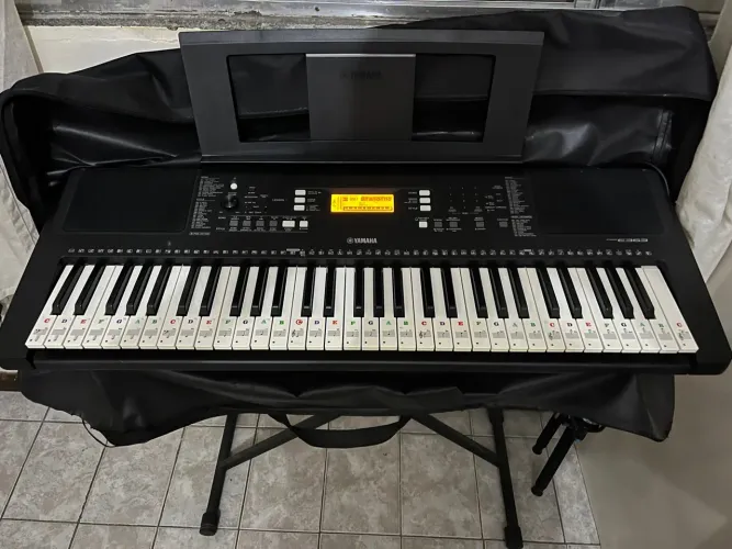 TECLADO YAMAHA PSR E363 COM MESA EM X E CAPA