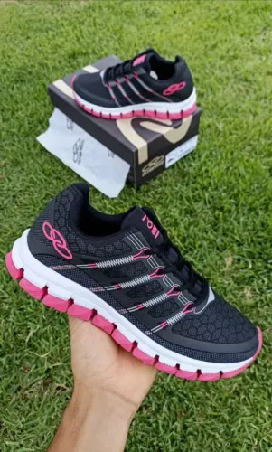 Tênis Feminino Casual Preto com Detalhes Rosa