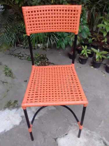 Cadeira trama em fibra sintética cor abóbora nova (peça única)