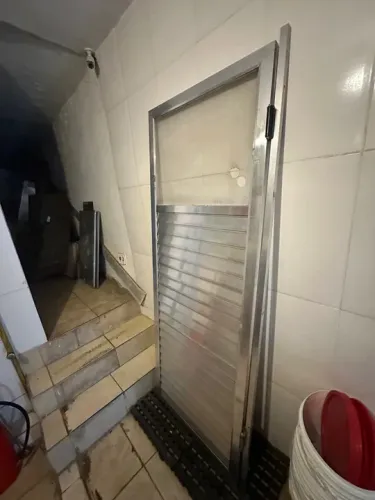 Porta de Alumínio com tela mosquiteiro 