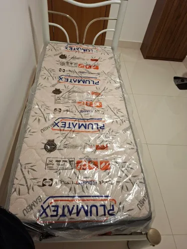 Cama de Aço com o colchão